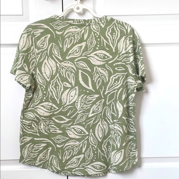 Green Leaf Print V-Neck Women's Top - Picture 4 of 5